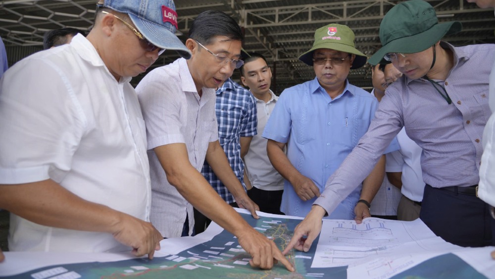 Kien Giang Provincial Party Secretary Nguyen Tien Hai (2nd from right) during a survey trip in Phu Quoc City. Photo: CTV