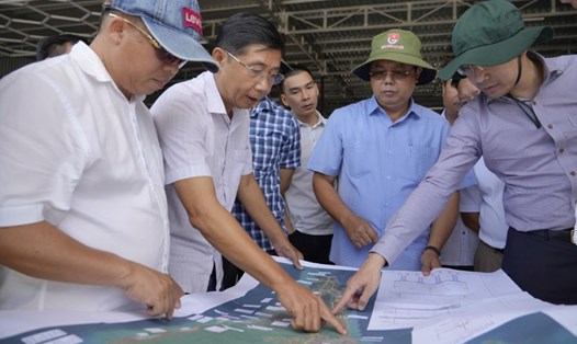 Bí thư Tỉnh ủy Kiên Giang Nguyễn Tiến Hải (thứ 2 từ phải qua) trong chuyến khảo sát tại TP Phú Quốc. Ảnh: CTV