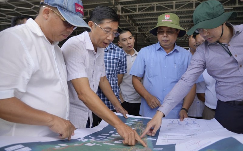 Kien Giang Provincial Party Secretary Nguyen Tien Hai (2nd from right) during a survey trip in Phu Quoc City. Photo: CTV