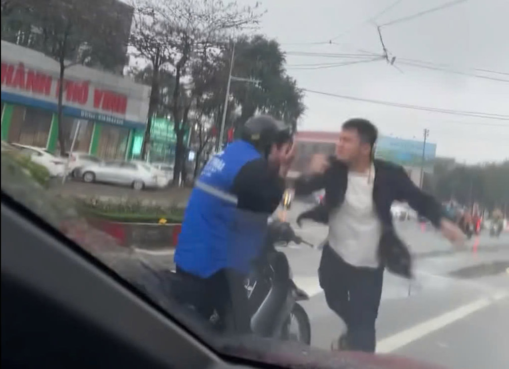 After the traffic collision, the male driver assaulted the teenager on a motorbike. Photo cut from clip