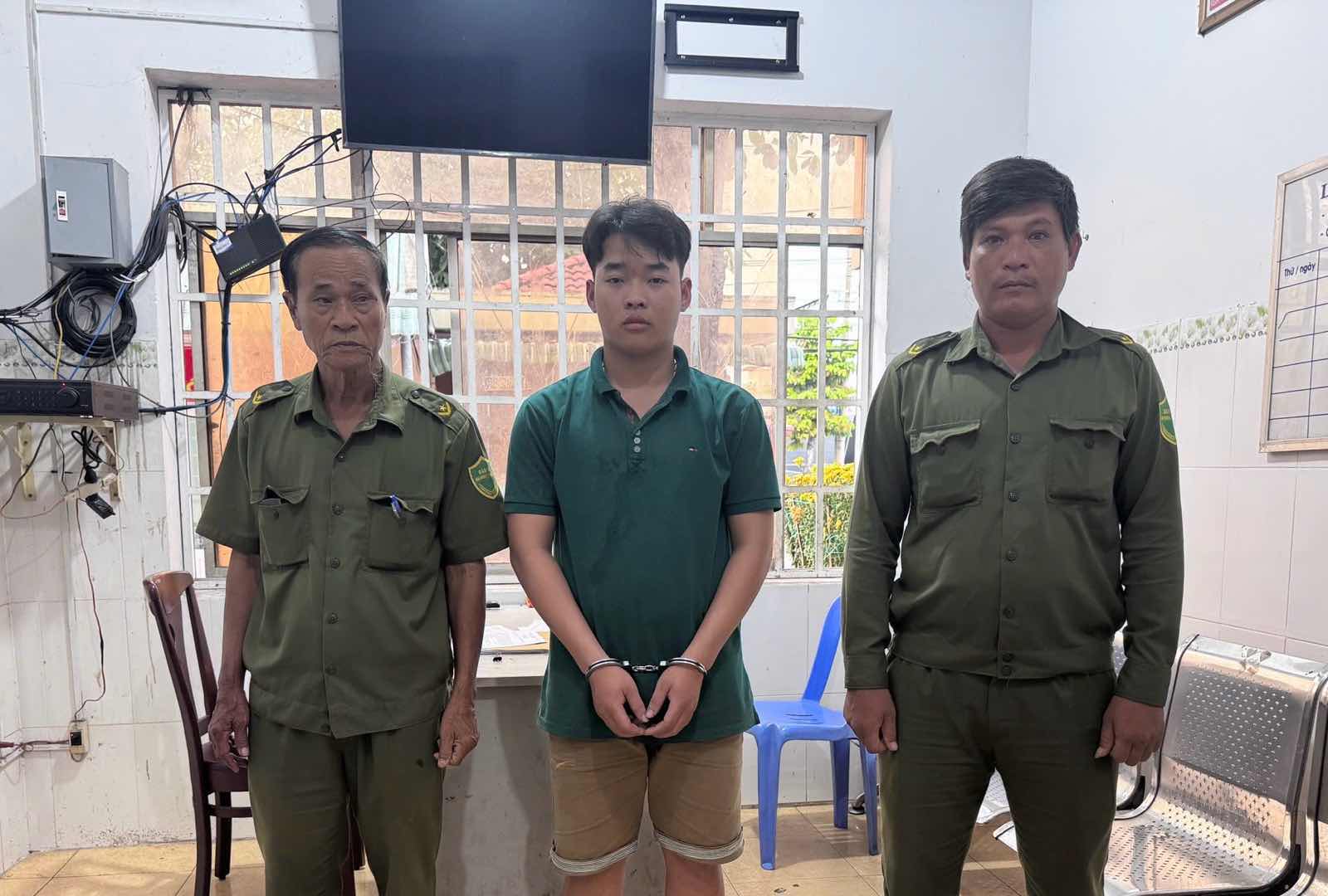 Đối tượng Vũ Viết Duy (người ở giữa) tại Công an thị xã Phú Mỹ, tỉnh Bà Rịa - Vũng Tàu. Ảnh: Mạnh Khá