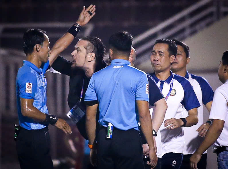 Thanh Hoa coach Popov was not allowed to do the make-up match of round 11 of V.League 2024-2025 because he received a red card. Photo: Thanh Vu