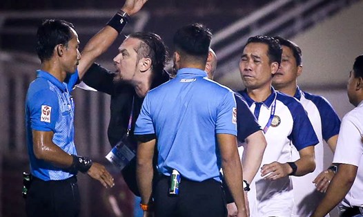 Huấn luyện viên Popov của Thanh Hóa không được làm nhiệm vụ trận đấu bù vòng 11 V.League 2024-2025 vì nhận thẻ đỏ. Ảnh: Thanh Vũ