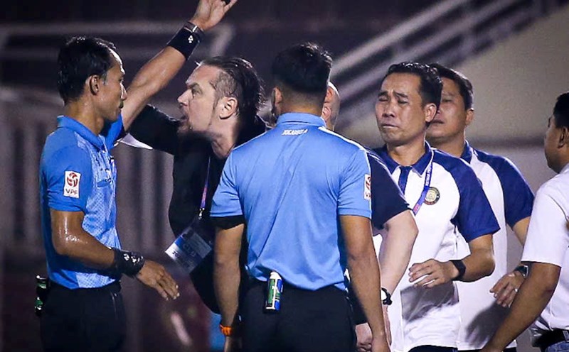 Thanh Hoa coach Popov was not allowed to do the make-up match of round 11 of V.League 2024-2025 because he received a red card. Photo: Thanh Vu