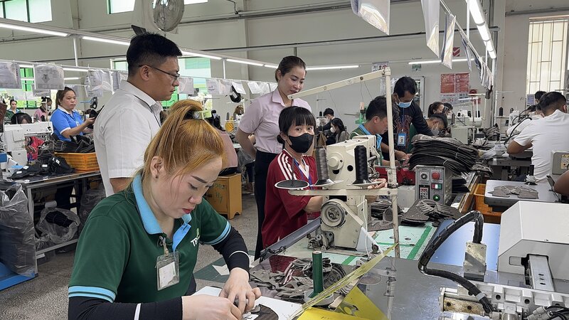 Recruiting workers is difficult, few choose to work near home. Photo: Hoang Loc