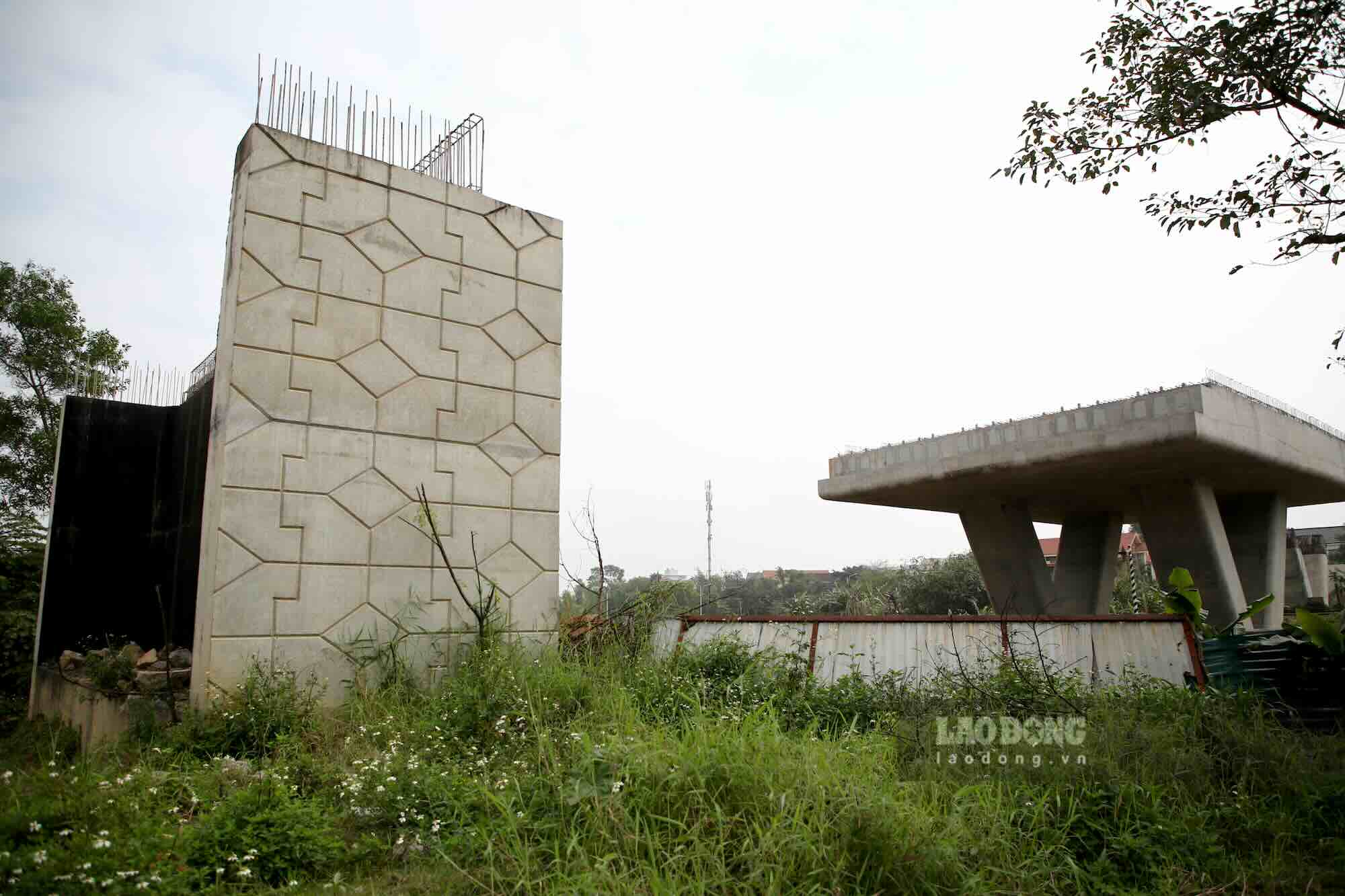 The Dong Hoi City railway overpass project is stuck with land clearance. Photo: Cong Sang