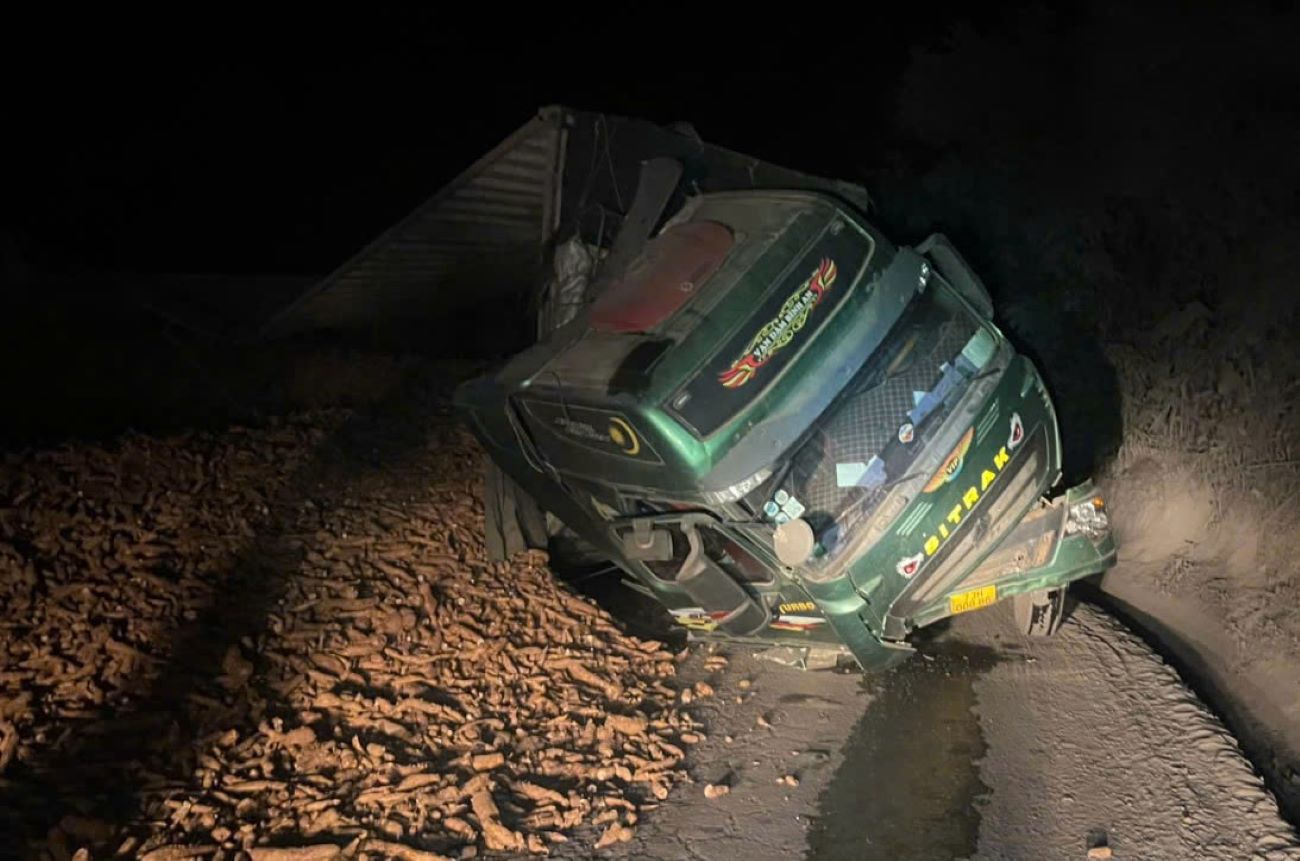 The car overturned across the road, causing a blockage of the road to La Lay International Border Gate. Photo: Dinh Tien
