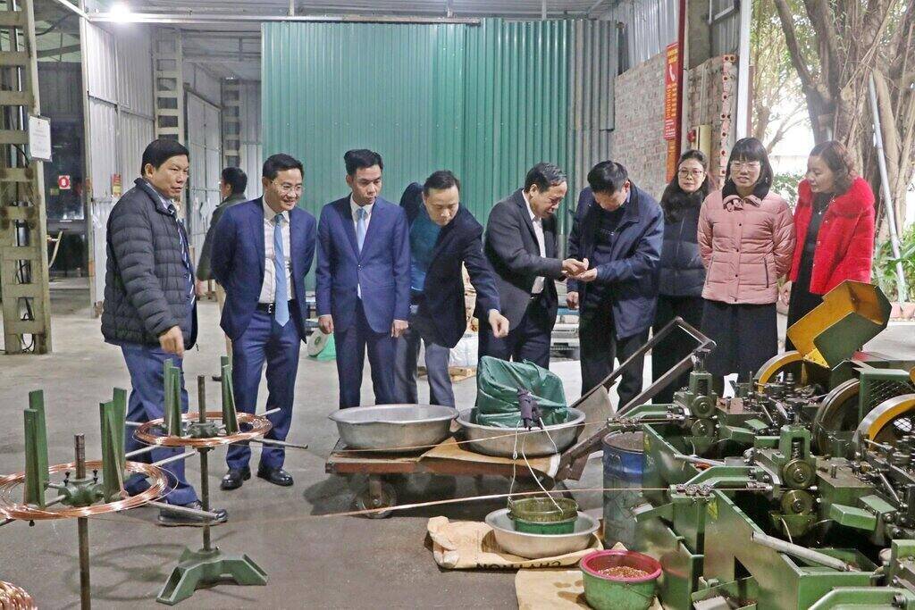 The leaders of Son Tay Town and the Son Tay Town Labor Federation encouraged union members and workers to compete to improve labor productivity from the first days of 2025. Photo: Trade Union