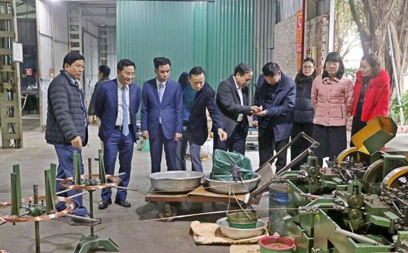 The leaders of Son Tay Town and the Son Tay Town Labor Federation encouraged union members and workers to compete to improve labor productivity from the first days of 2025. Photo: Trade Union