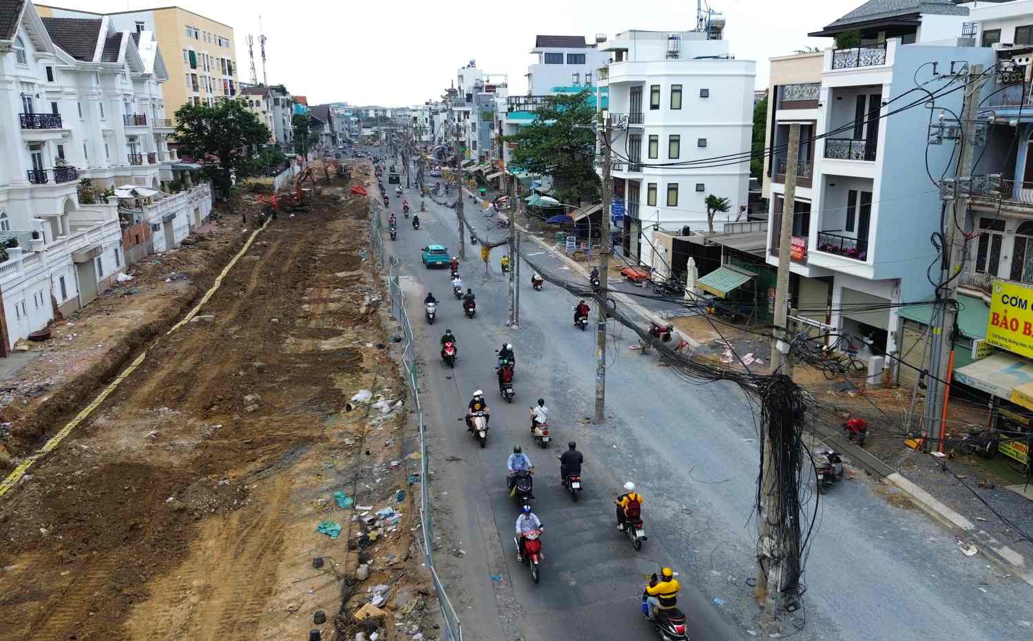 Power pole in the middle of Duong Quang Ham Street, Go Vap District (HCMC). Photo: Anh Tu