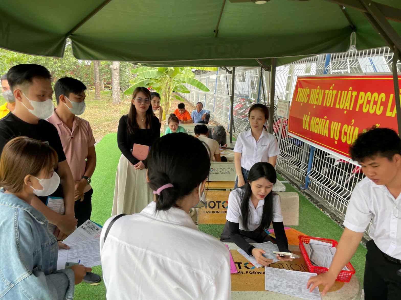 Mỗi ngày có hàng chục đến cả trăm lao động vào công ty này tìm việc làm. Ảnh: Đình Trọng