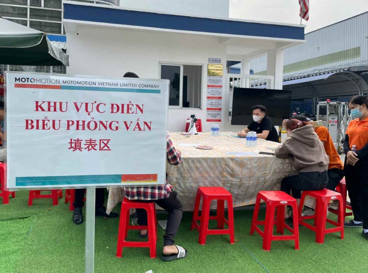 Khu vực điền phiếu thông tin phỏng vấn. Ảnh: Đình Trọng 