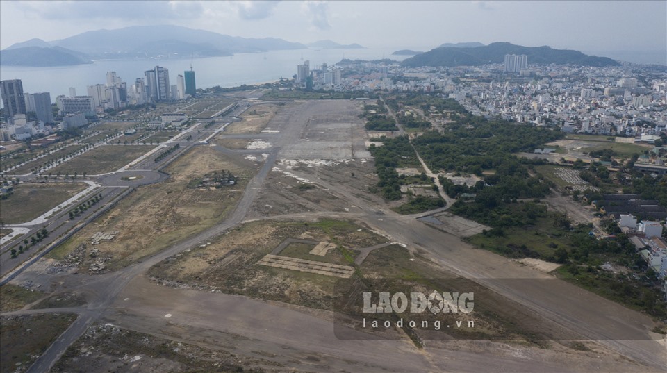 San bay Nha Trang cu, nhin tu tren cao. Anh: Huu Long 