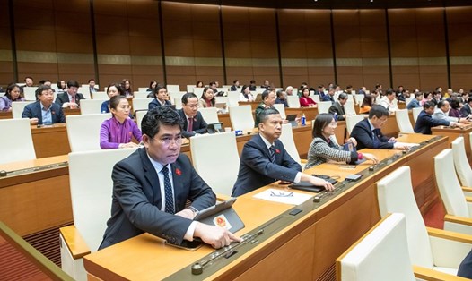 Quốc hội biểu quyết thông qua Nghị quyết của Quốc hội về chủ trương đầu tư dự án đầu tư xây dựng tuyến đường sắt Lào Cai - Hà Nội - Hải Phòng. Ảnh: Quochoi.vn