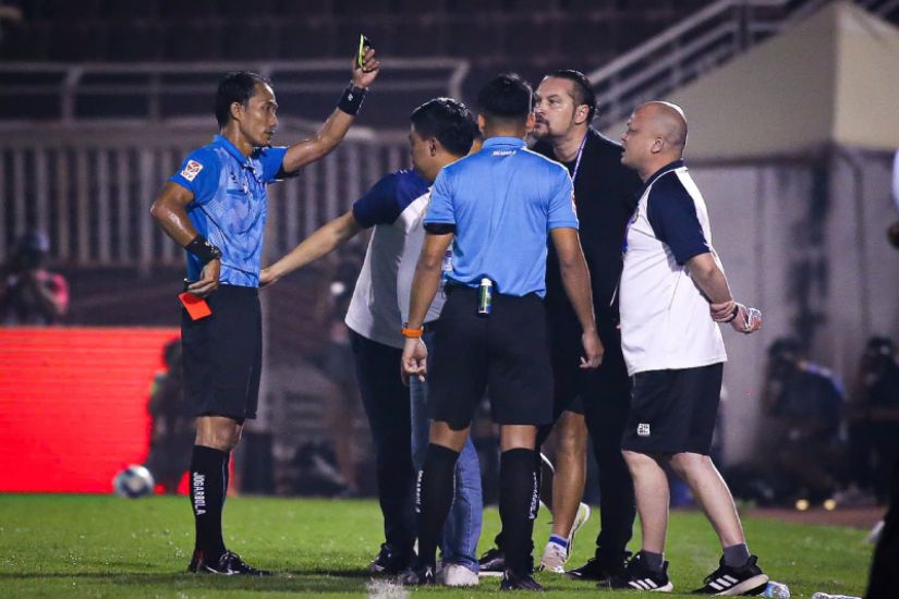 The situation where coach Popov received a red card in round 13 of V.League. Photo: Thanh Vu
