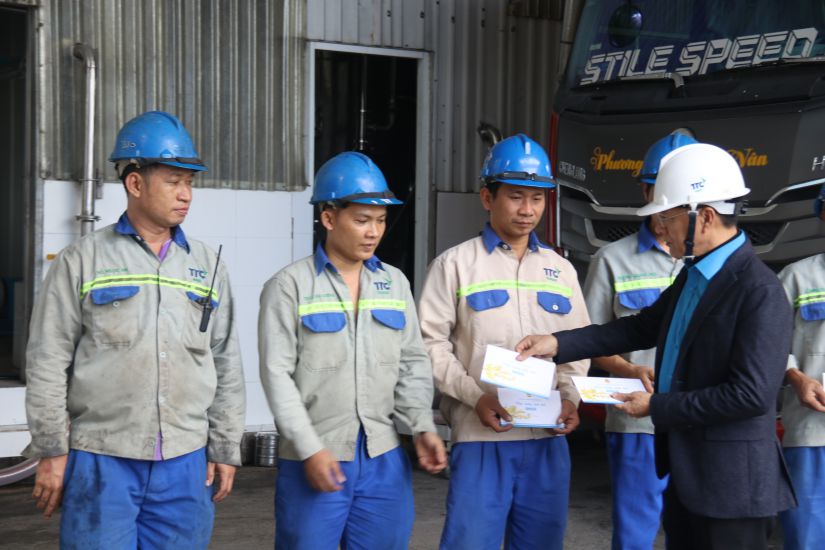 Mr. Phan Thanh Liem - Chairman of the Khanh Hoa Provincial Federation of Labor - visited and presented gifts to encourage workers directly at enterprises. Photo: Phuong Linh