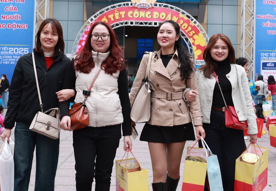 Workers happily received gifts at the Trade Union Tet Market Program organized by the Hanoi City Labor Federation on the occasion of the Lunar New Year 2025. Photo: Hai Nguyen