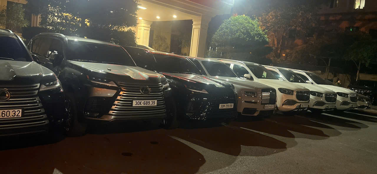 Xe sang của nhóm đối tượng lừa đảo bị cơ quan công an thu giữ. Ảnh: Tiến Dũng