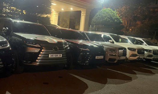 Xe sang của nhóm đối tượng lừa đảo bị cơ quan công an thu giữ. Ảnh: Tiến Dũng