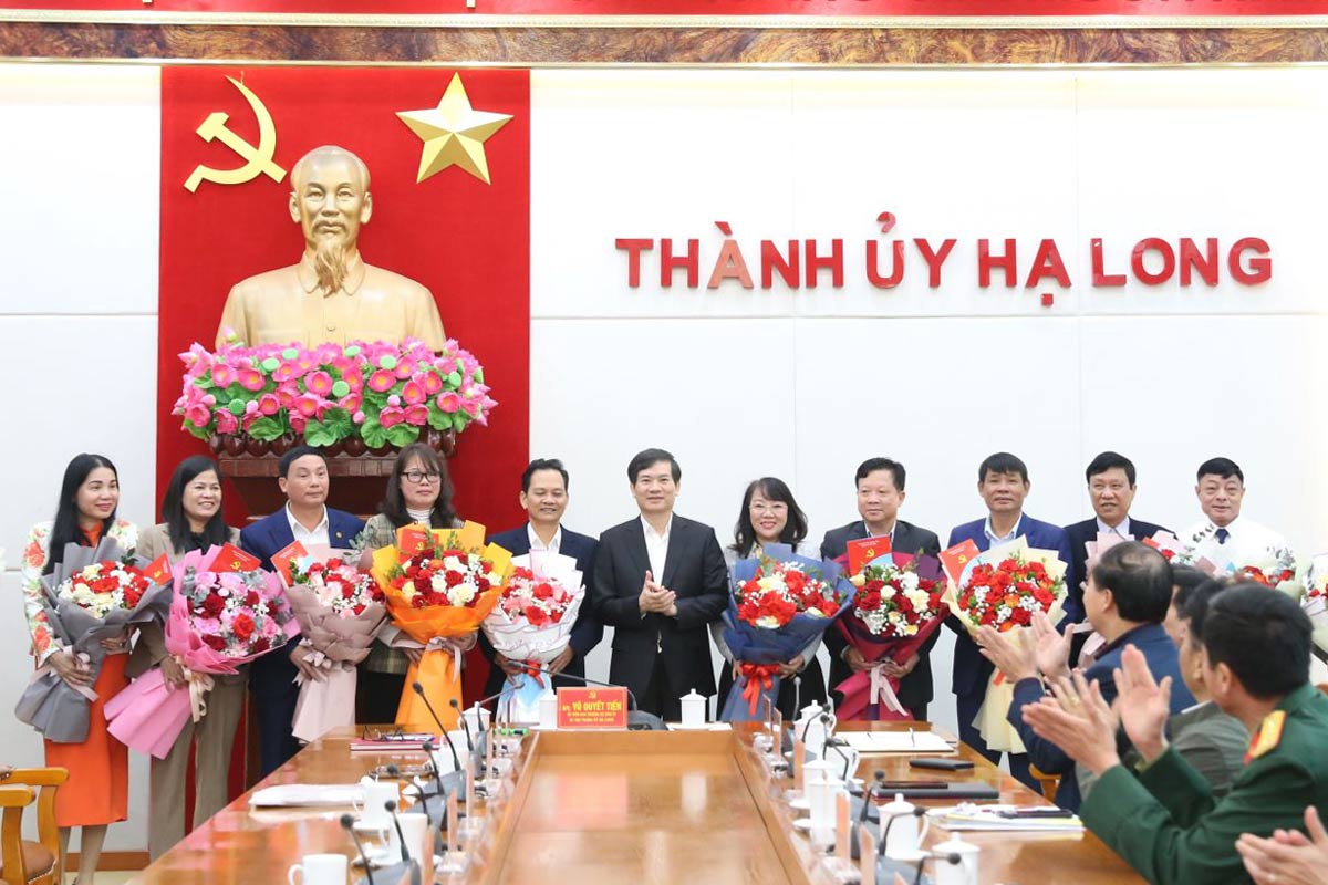 Leaders of Ha Long city, Quang Ninh province presented flowers and took souvenir photos with officials who had applied for early retirement. Photo: Ha Long Portal