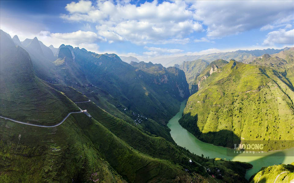 Ha Giang is preparing to organize a marathon on the Ma Pi Leng pass, also known as Hanh Phuc road. Photo: Viet Bac.