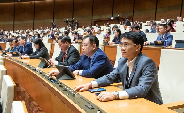 National Assembly deputies not only participate in discussions at the session but can also give comments right from the stage of policy making and document drafting. Photo: Quochoi.vn