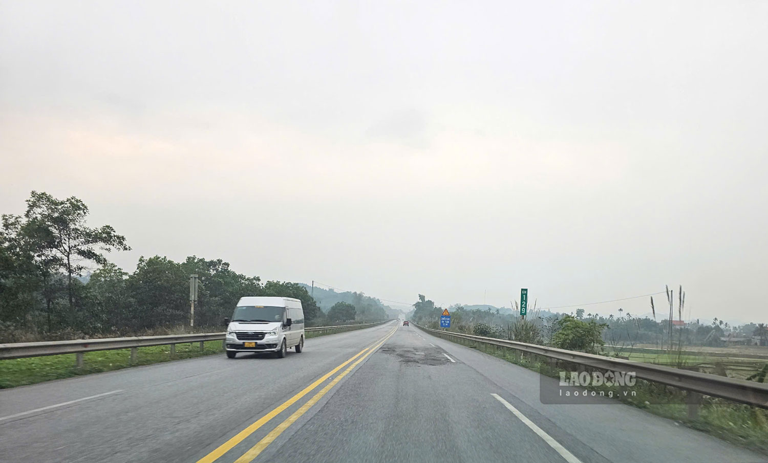 Some damaged and degraded sections on the Noi Bai - Lao Cai Expressway will be repaired by the end of February 2025. Photo: Bao Nguyen