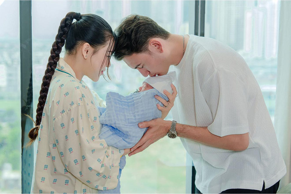Happy image of goalkeeper Dang Van Lam's family when welcoming the new member. Photo: FBNV