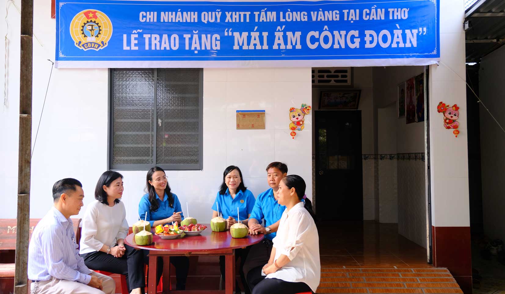 Lễ trao tặng Mái ấm Công đoàn cho đoàn viên Nguyễn Thị Bích Đào. Ảnh: Mỹ Ly