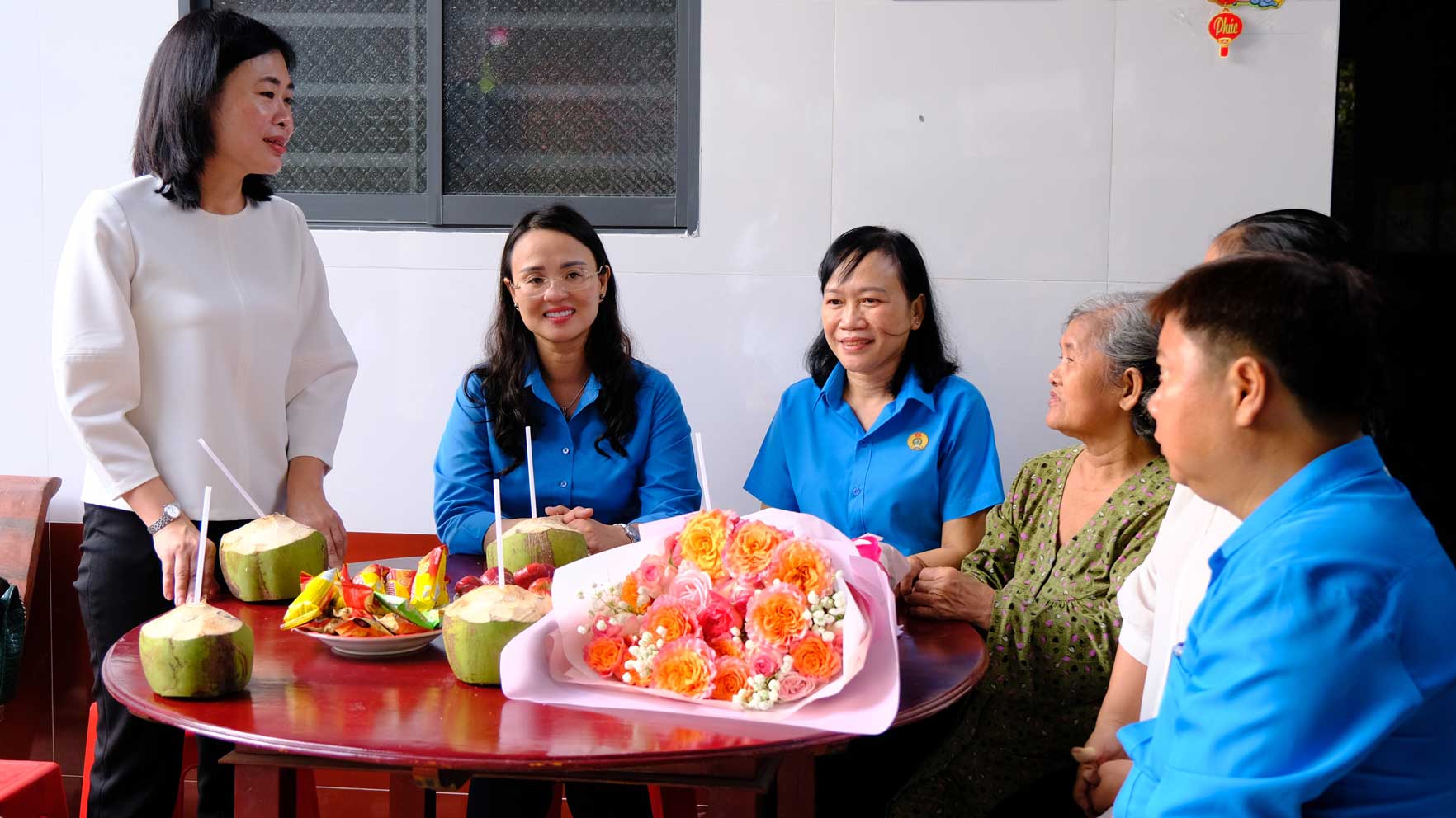 Bà Nguyễn Ngọc Việt Nga - Phó Giám đốc Sở Y tế TP Cần Thơ gửi lời chúc mừng đến chị Đào và gia đình. Ảnh: Mỹ Ly