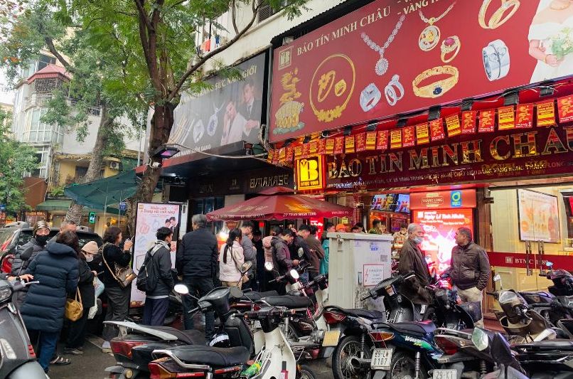 Sang 19.2, nhieu nguoi den cua hang vang bac da quy tai Ha Noi de mua vang nhan. Anh: Phuong Anh