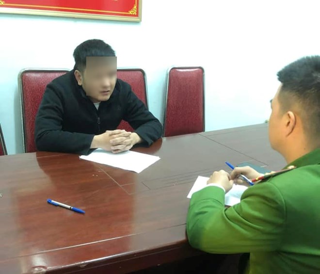 Người đàn ông hành hung thiếu niên đi xe máy đã bị cơ Công an tạm giữ. Ảnh: Anh Ngọc