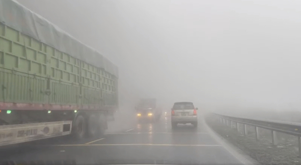 Dense fog on National Highway 6. Photo: Provided by the police