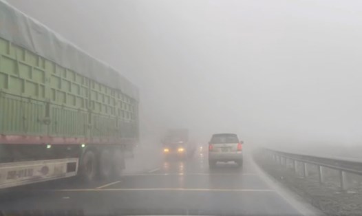 Sương mù dày đặc trên Quốc lộ 6. Ảnh: Công an cung cấp