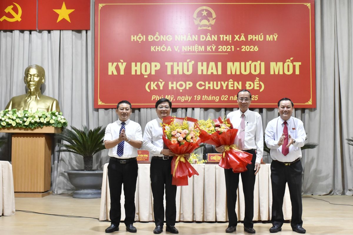 Mr. Nguyen Tan Cuong (2nd from left) was elected to hold the position of Chairman of the People's Committee of Phu My Town. Photo: Thanh An