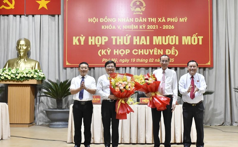 Mr. Nguyen Tan Cuong (2nd from left) was elected to hold the position of Chairman of the People's Committee of Phu My Town. Photo: Thanh An