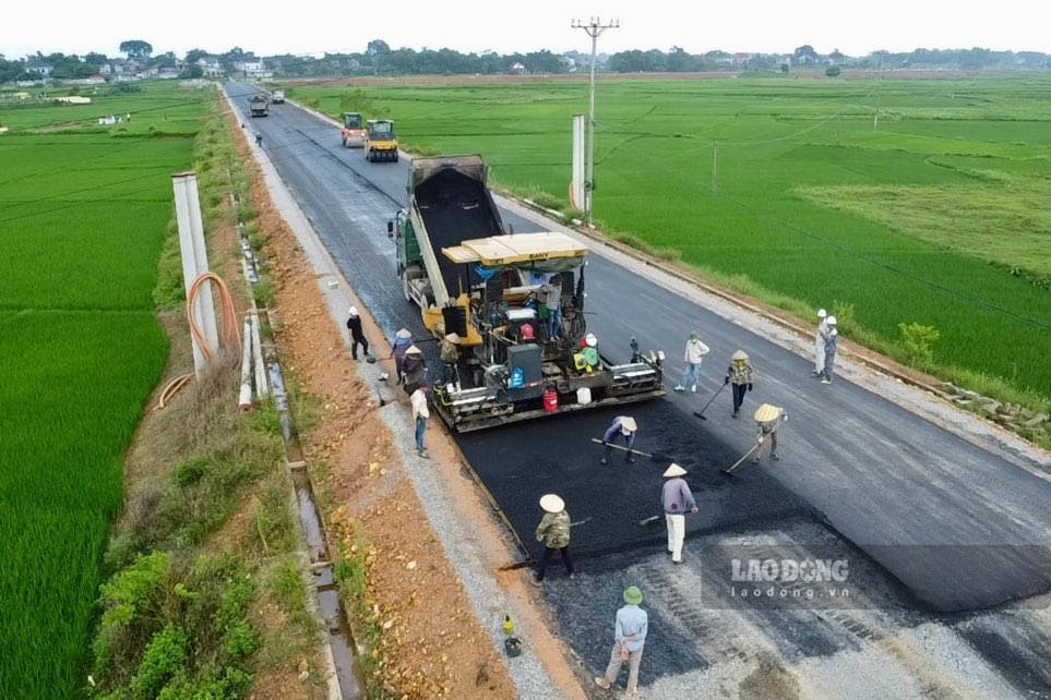 Tens of billions of VND have been invested in a series of traffic projects in Pho Yen City. Photo: Nguyen Hoan.