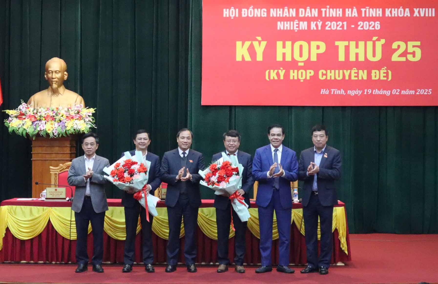 Mr. Duong Tat Thang (4th from left) has just been elected to hold the position of Vice Chairman of the Ha Tinh Provincial People's Committee. Photo: Tran Tuan.