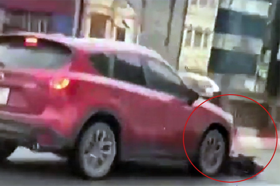 Cars towing motorbikes from Long Bien across Vinh Tuy Bridge. Photo cut from clip