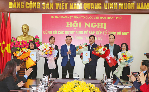 Mr. Dao Trong Duc, Chairman of the Vietnam Fatherland Front Committee of Hai Phong City, presented the decision to the following committees for arrangement. Photo: Phuong Thanh