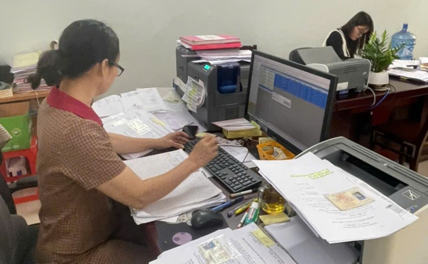 Complete the documents to reissue driver's licenses to people. Photo: H.Nguyen