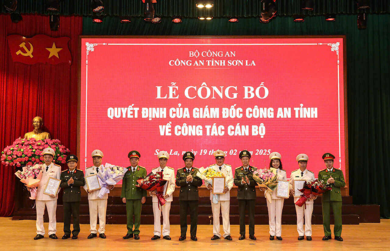 The ceremony to announce the decision of the Director of Son La Provincial Police on retirement from work according to personal wishes for leaders and commanders. Photo: Cao Thien