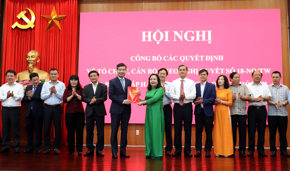 Ms. Cao Thi Hoa An - Standing Deputy Secretary of the Provincial Party Committee, Chairwoman of the People's Council of Phu Yen province presented the Decision to establish the Provincial People's Committee Party Committee. Photo: My An
