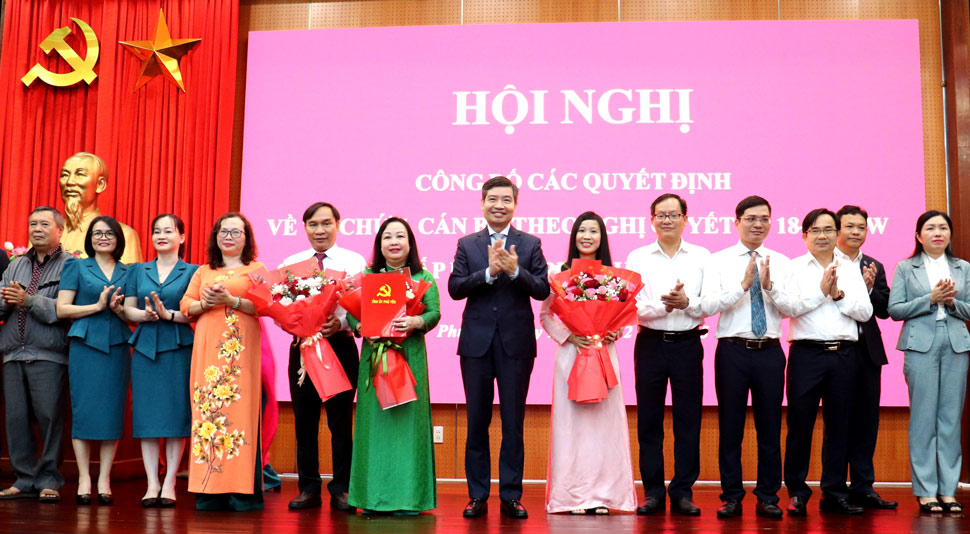 Ong Ta Anh Tuan - Chu tich UBND tinh Phu Yen trao Quyet dinh, tang hoa chuc mung Dang bo cac co quan Dang tinh. Anh: My An