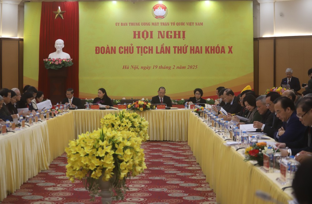 Hoi nghi lan thu 2, khoa X cua Doan Chu tich Uy ban Trung uong MTTQ Viet Nam. Anh: Pham Dong 