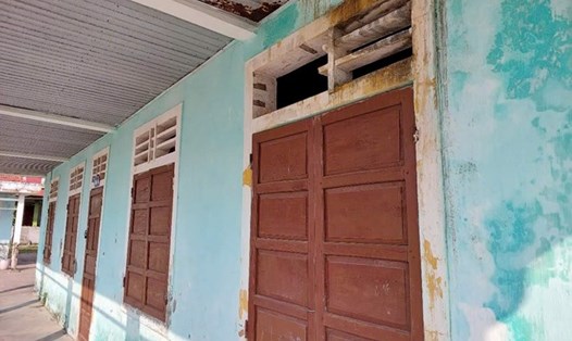 Nhiều bộ phận kết cấu không còn đủ khả năng chịu lực, điều này dẫn đến học sinh không thể đến trường. Ảnh: P.Hoài