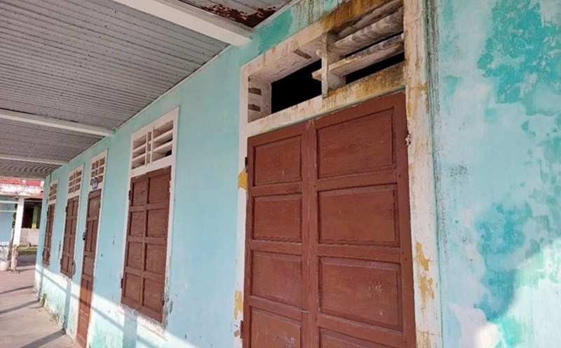 Many parts of the structure are no longer able to withstand the load, which leads to students not being able to go to school. Photo: P.Hoai