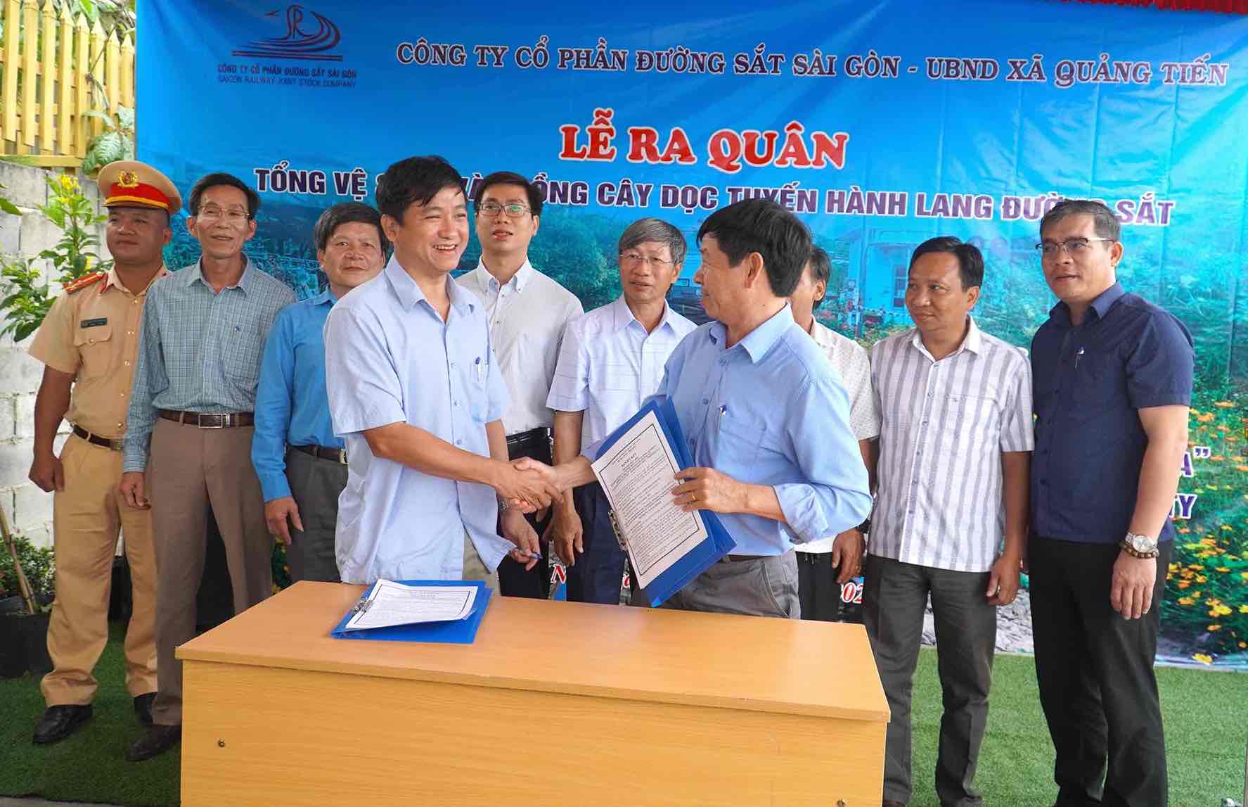 Cong ty co phan Duong sat Sai Gon va UBND xa Quang Tien ky cam ket. Anh: HAC