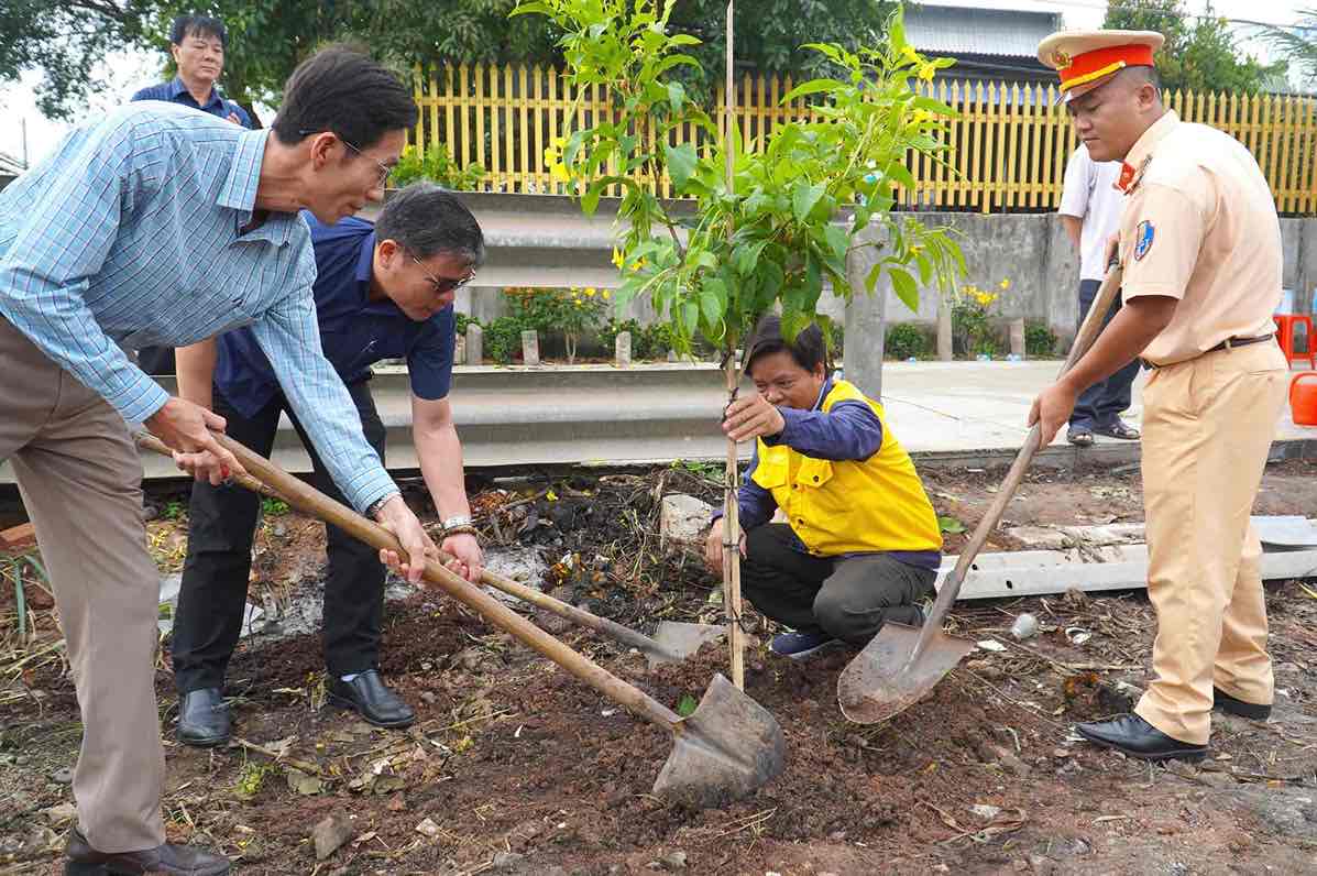 Lanh dao Cong ty Co phan Duong sat Sai Gon, chinh quyen dia phuong, cong nhan va nguoi dan trong hoa doc tuyen duong sat qua xa Quang Tien, huyen Trang Bom. Anh: HAC