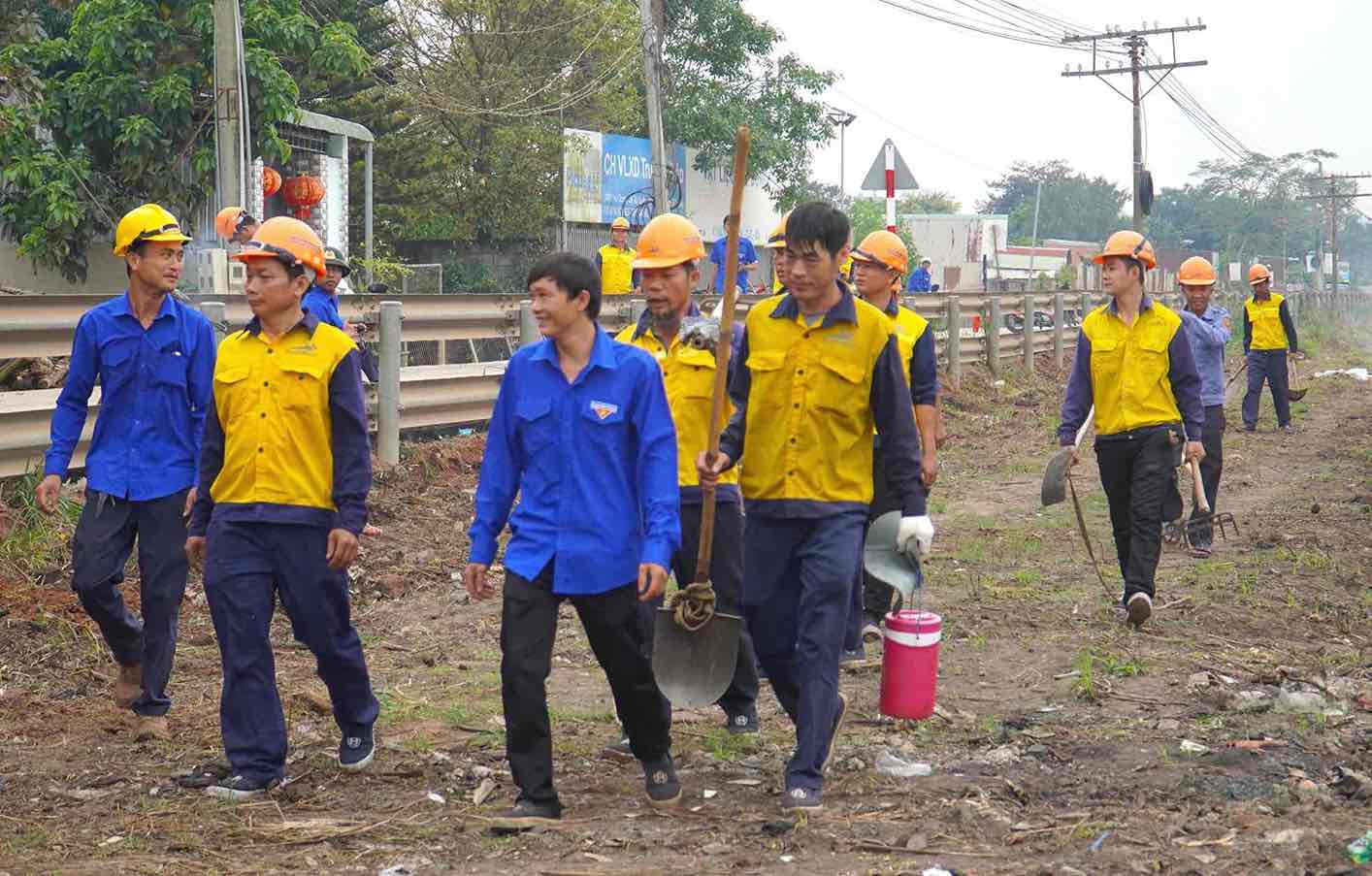 Nguoi lao dong nganh duong sat tham gia trong va cham soc duong hoa. Anh: HAC